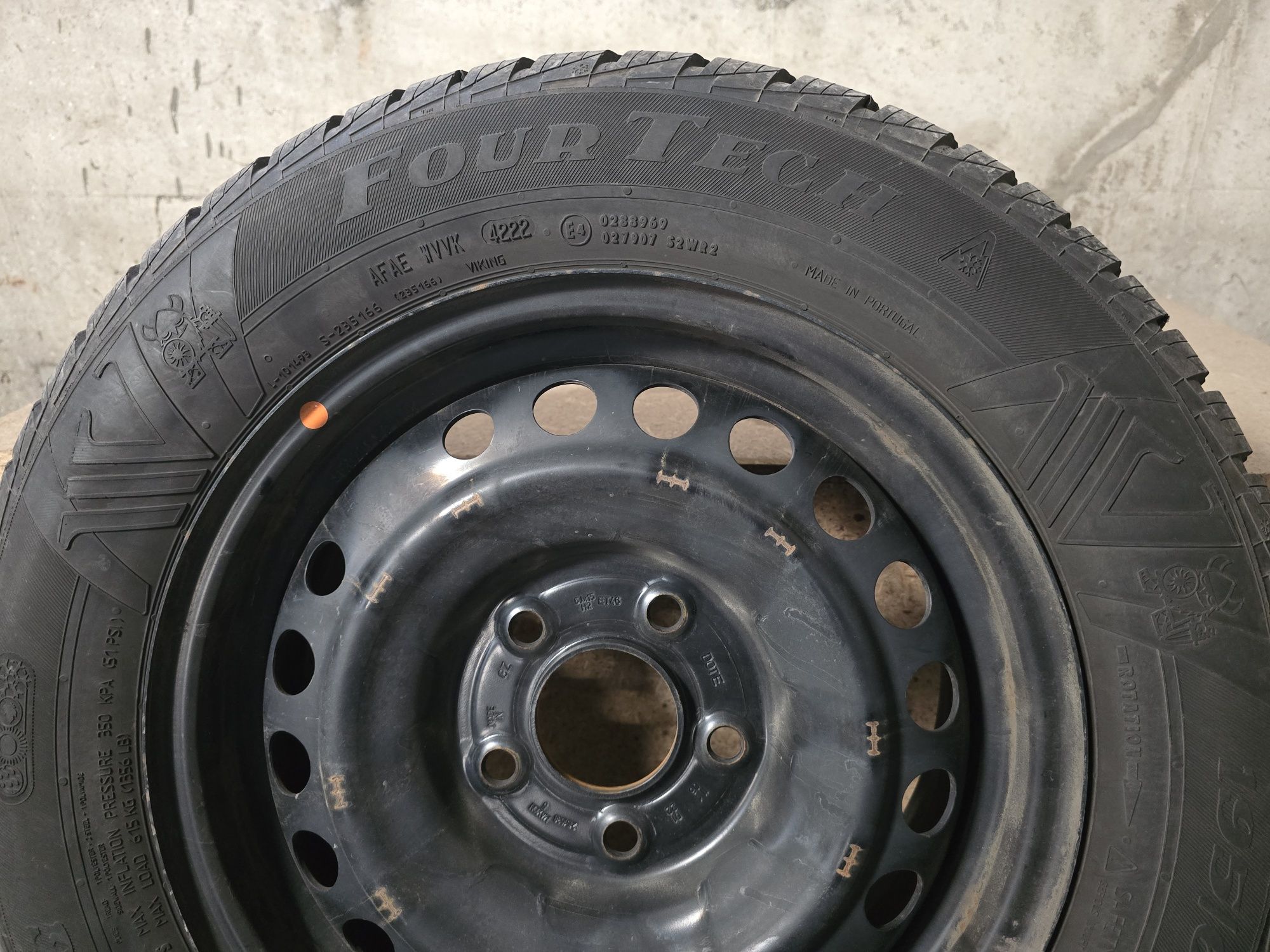 Felgi stalowe z oponami calorocznymi Viking  Four Tech 195x65 R15