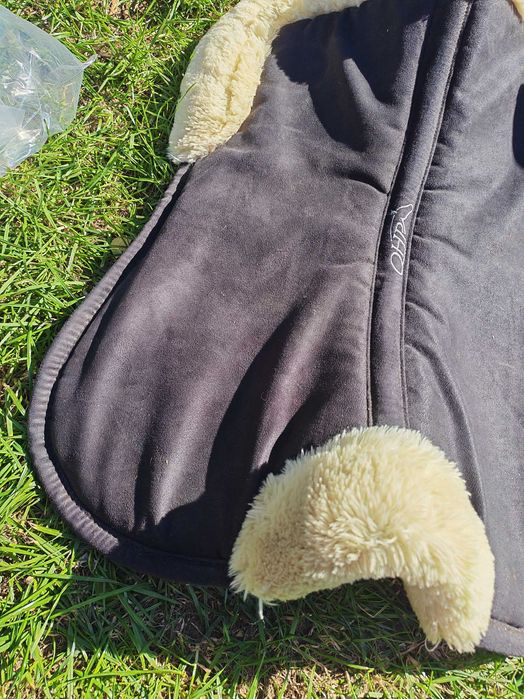 Podkładka pod siodło z futerkiem memory foam Full QHP