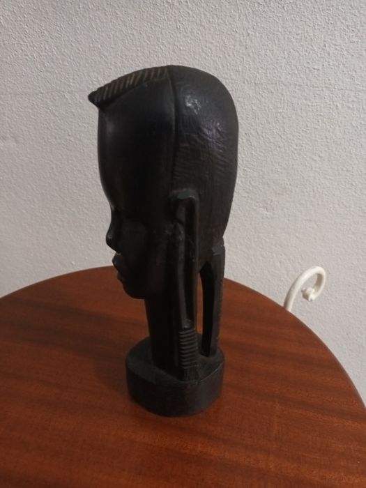 Busto de madeira de pau preto
