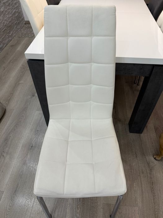 Stół rozkładany do jadalni z krzesłami.