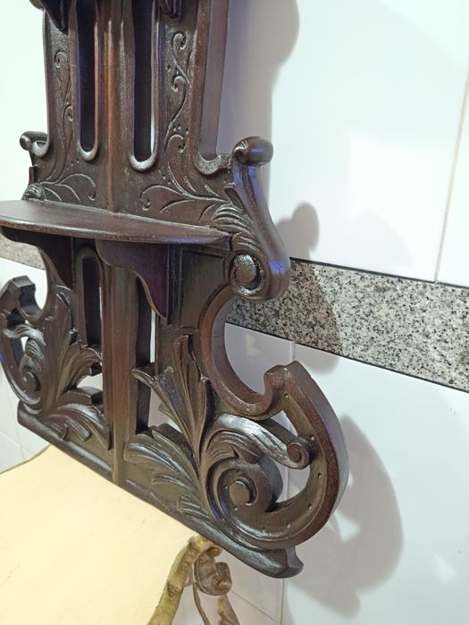 Prateleira antiga de parede em madeira