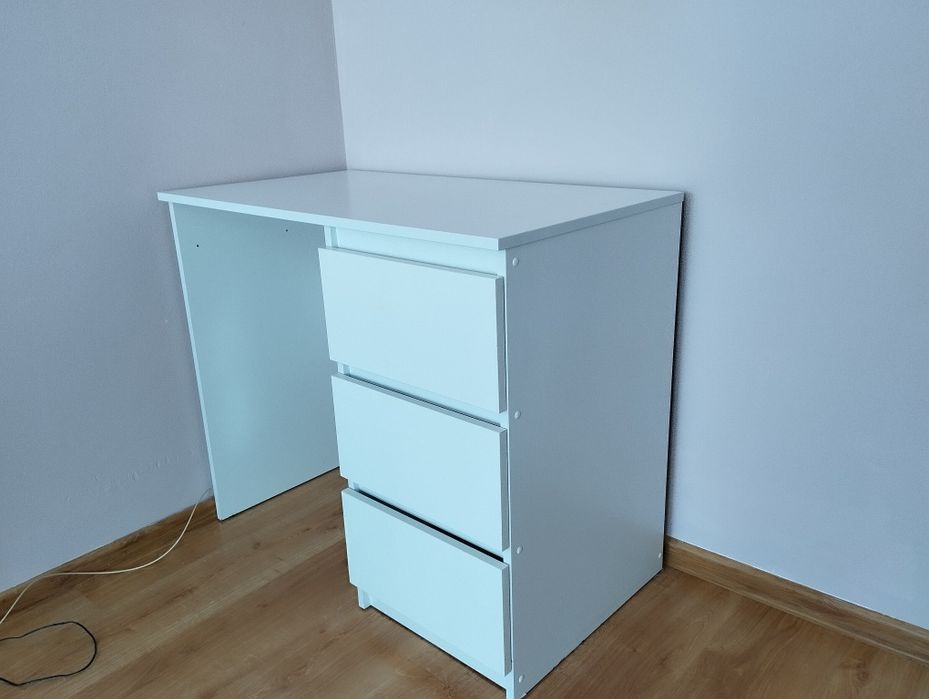 Biurko z trzema szufladami
