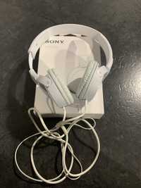 Białe słuchawki Sony