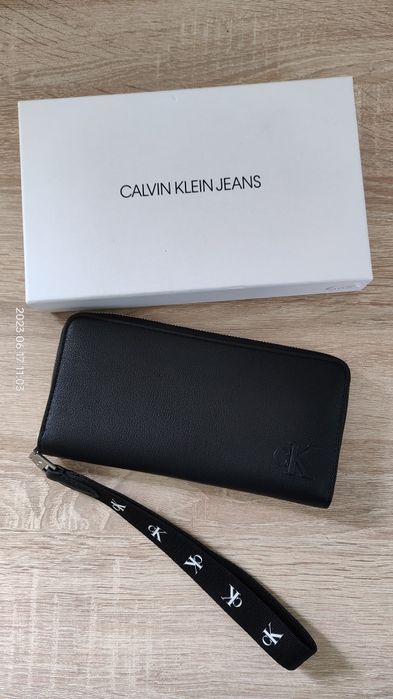 Czarny portfel Calvin Klein z zawieszka