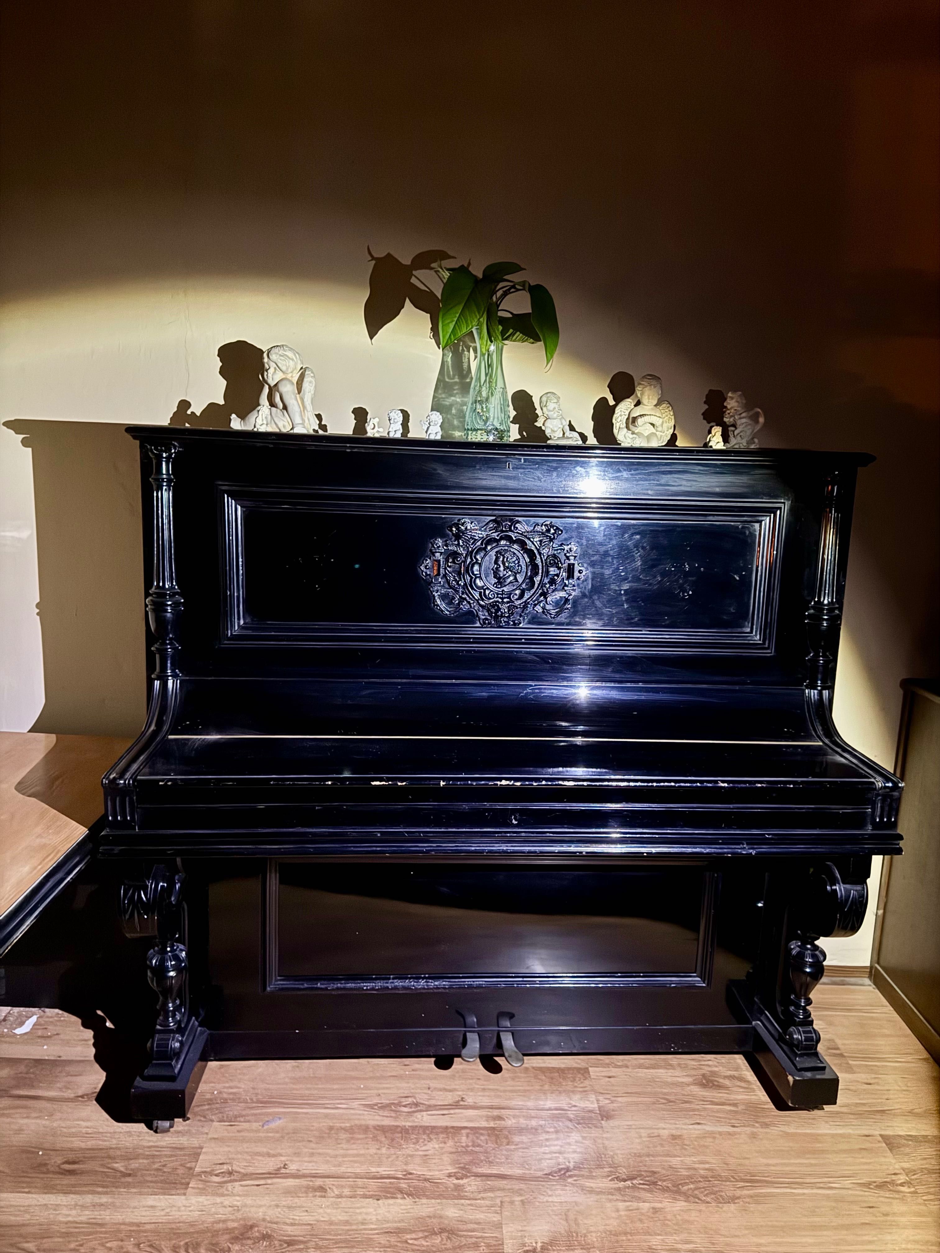 Zabytkowe stylowe pianino