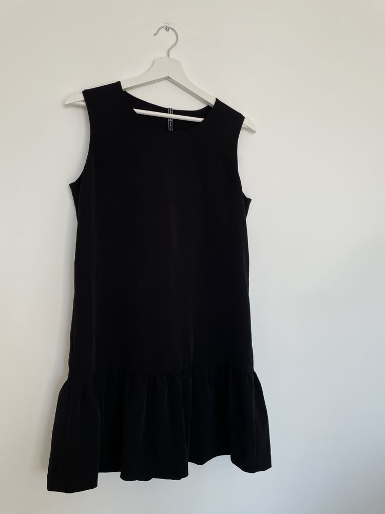 Czarna sukienka elegancka mini baskinka Stradivarius 36/S