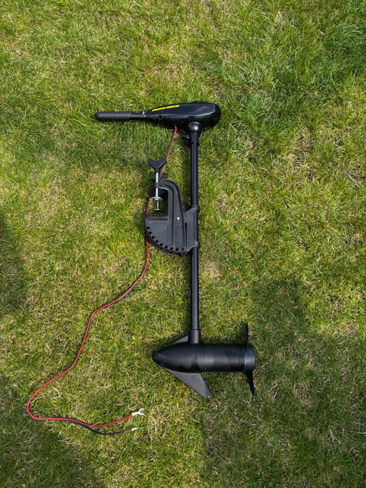 Łódka z włókna szklanego z silnikiem oraz akcesoriami