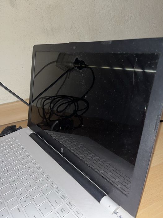 HP Laptop (With broken and turned off screen)64284544893571122