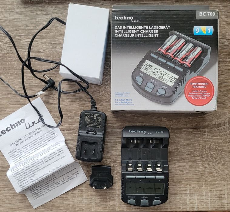 Зарядний пристрій Techno line BC 700