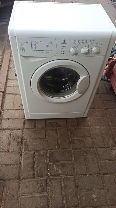 Пральна машина Індезіт 40 см вузька
