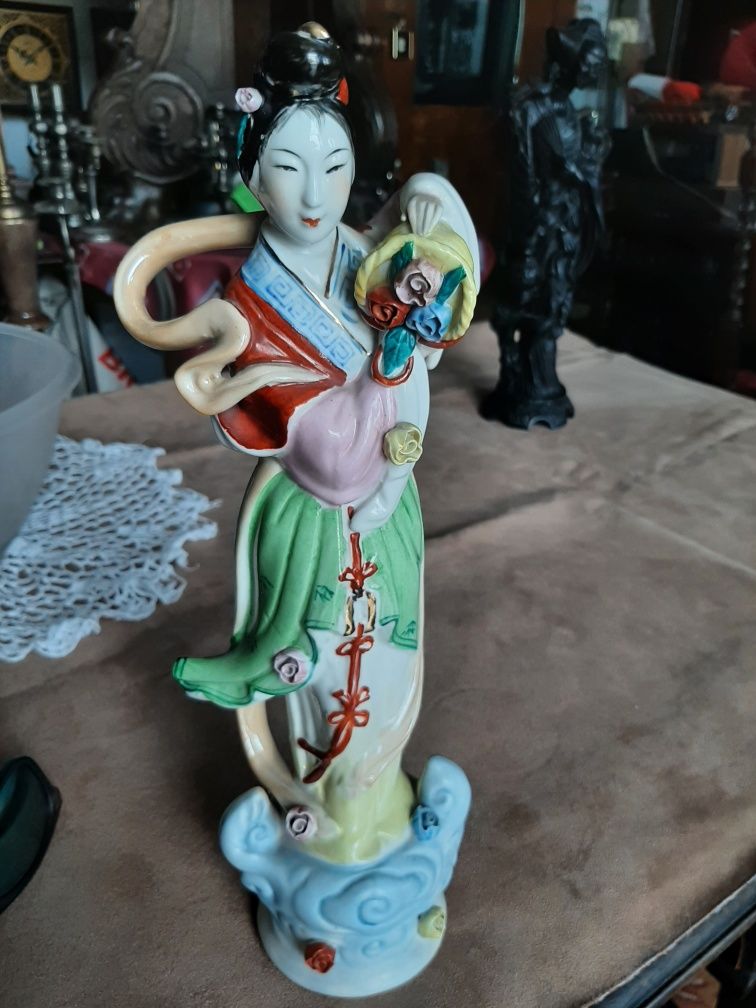 Chińska Porcelanowa figurka kobieta z kwiatami na chmurze