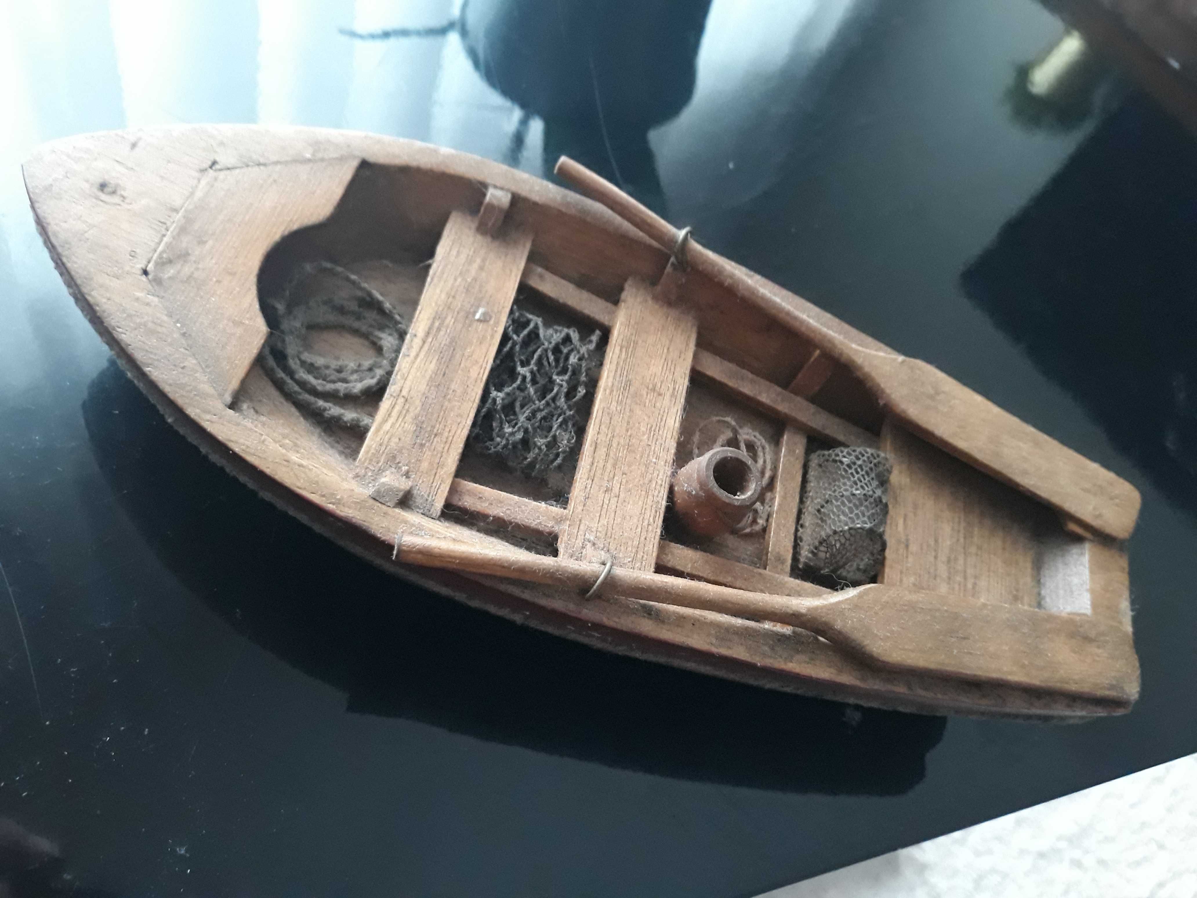 Barco antigo em madeira