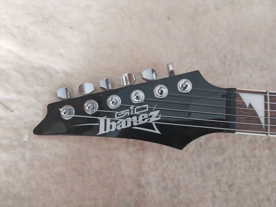 Ibanez gio (esquerda, mas montada à direita).