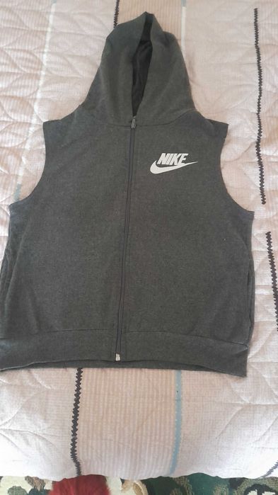 Одежа на дівчинку підлітка.