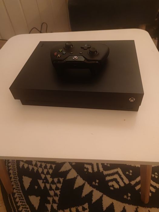 Xbox one X z stacją ładująca