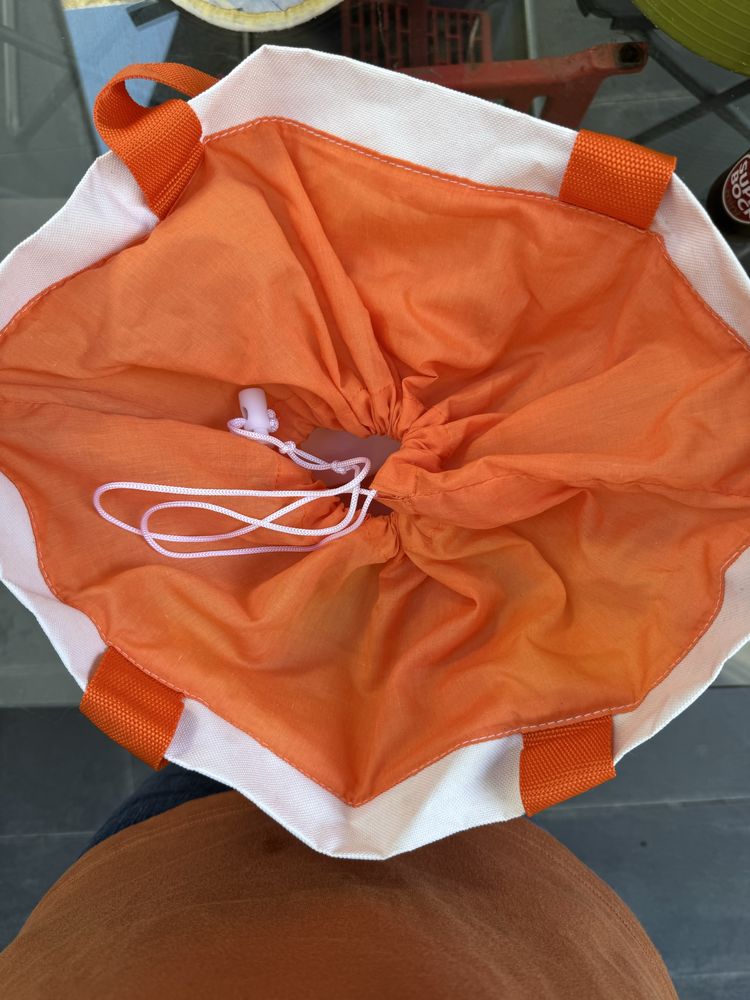 Saco de praia cor de laranja e branco