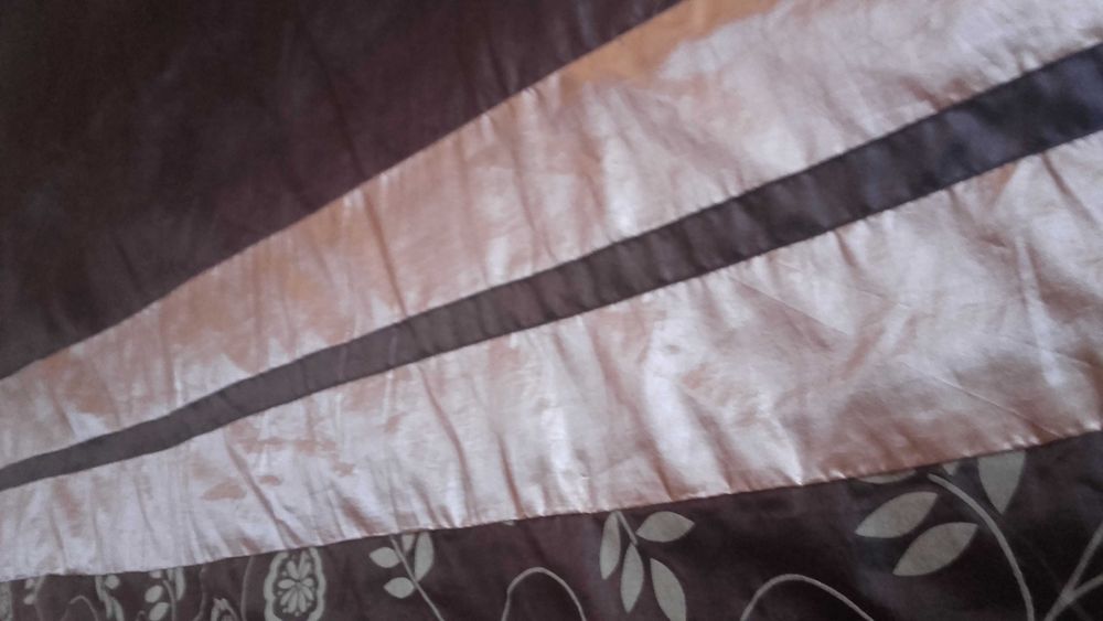 Colcha para cama de casal grande em tons dourada e castanha bom estado