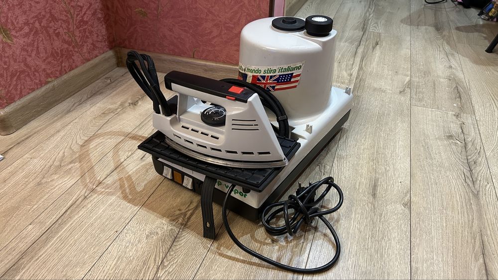 Продам італійську праску з відпарювачем.