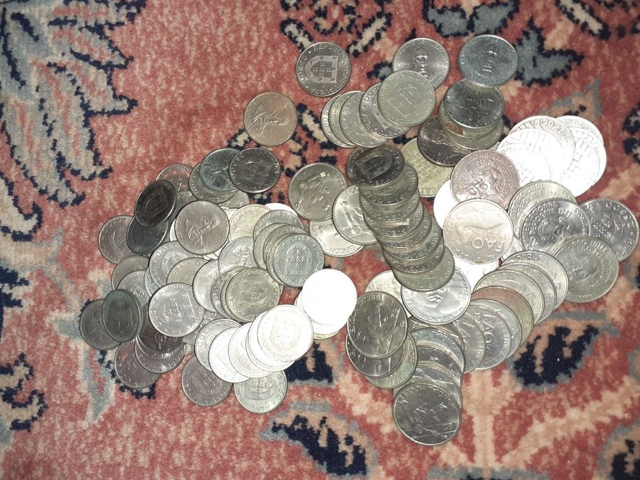 Moedas de 1 escudo e 50 centavos