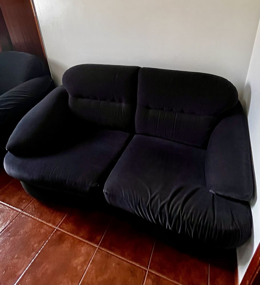 Conjunto de sofás pretos em veludo
