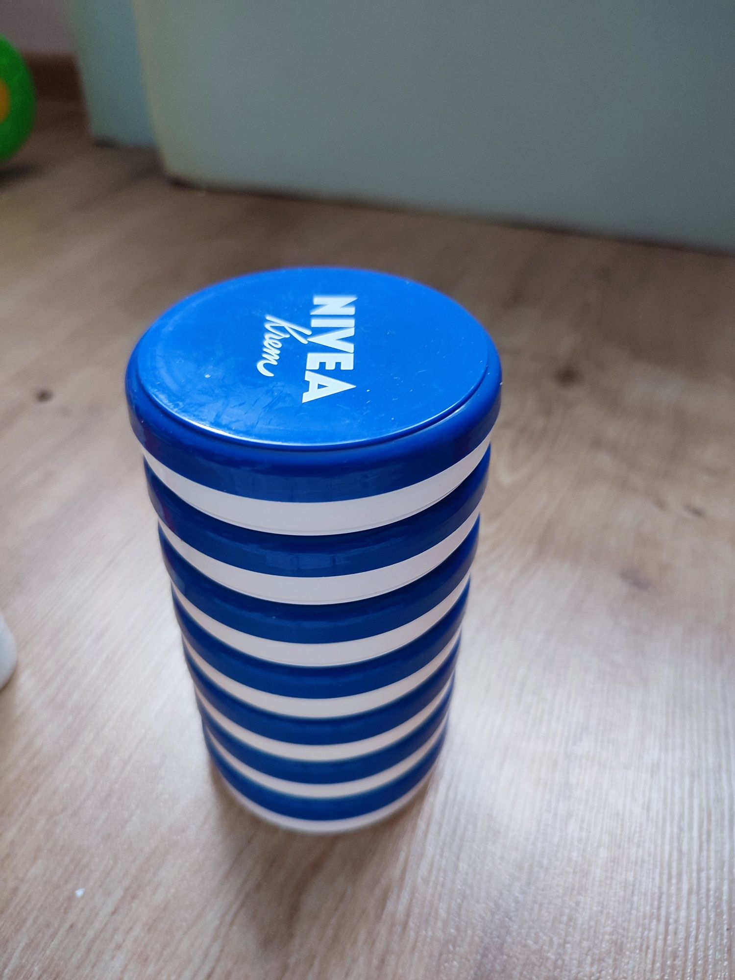 Kremy LINDESA K, NIVEA, mydło Luksja, wazelina Ziaja, pasta BLACK OUT
