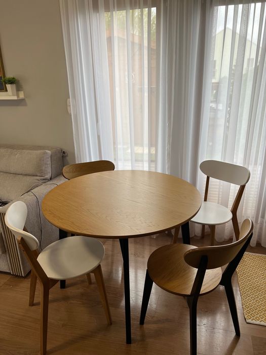 Okrągły stół z krzesłami