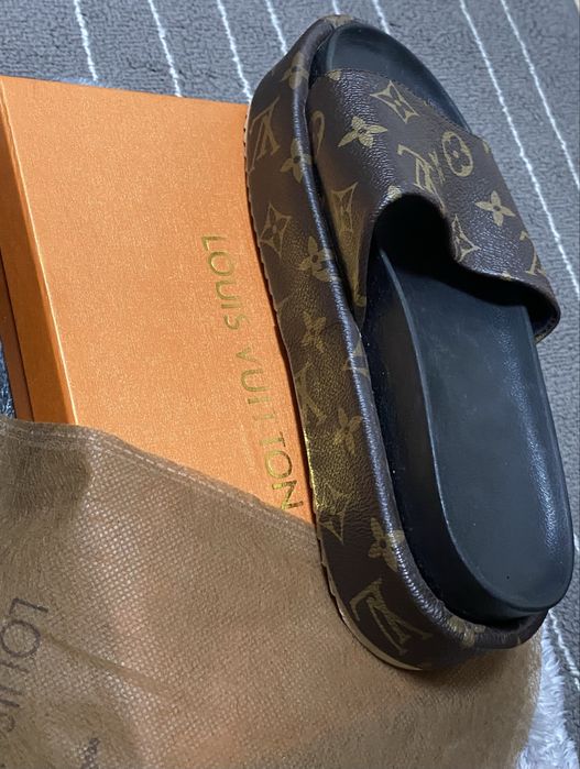 Letnie klapki damskie monogram – wygodne i stylowe