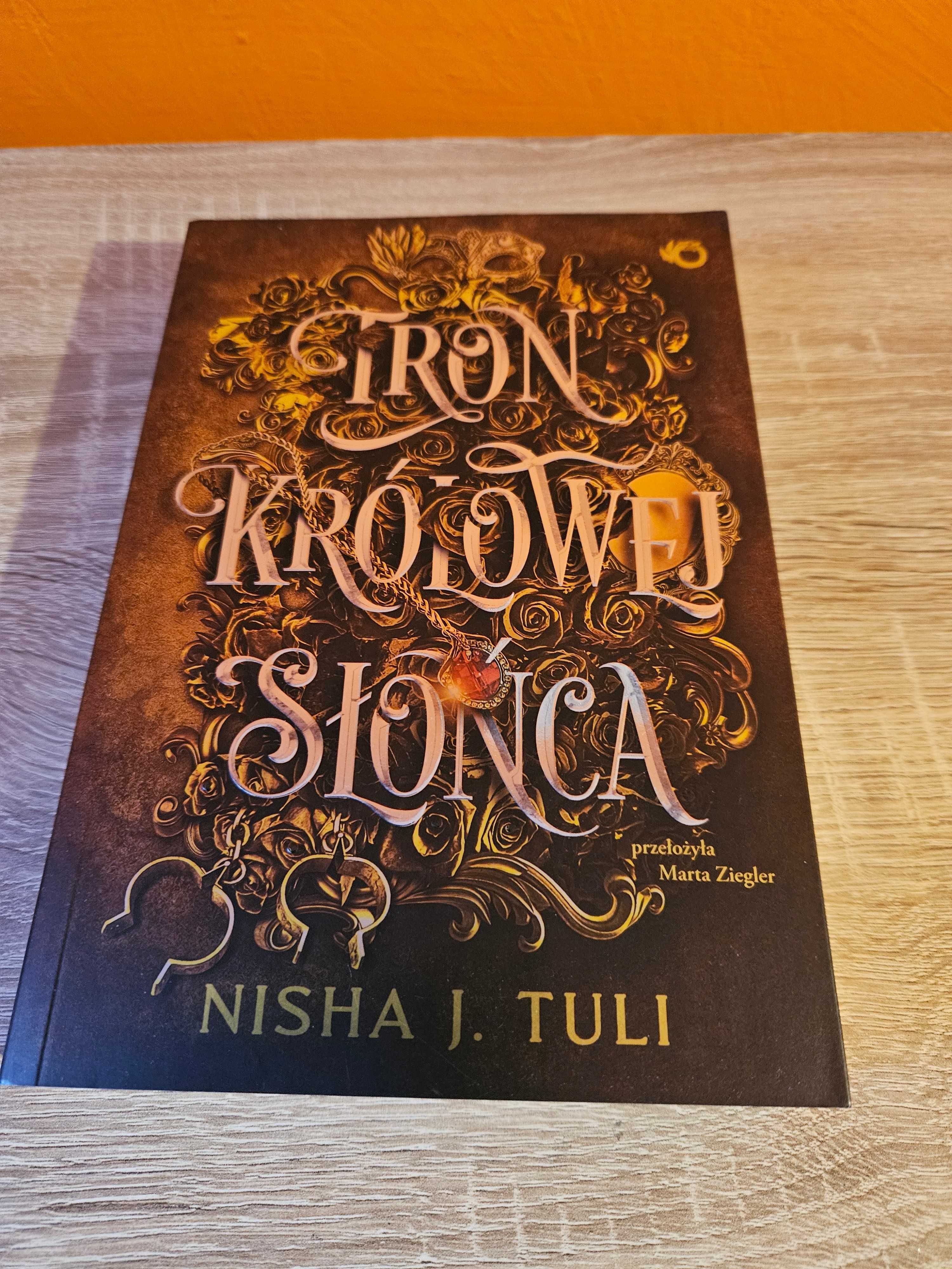 Tron Królowej Słońca Nisha J. Tuli jak nowa
