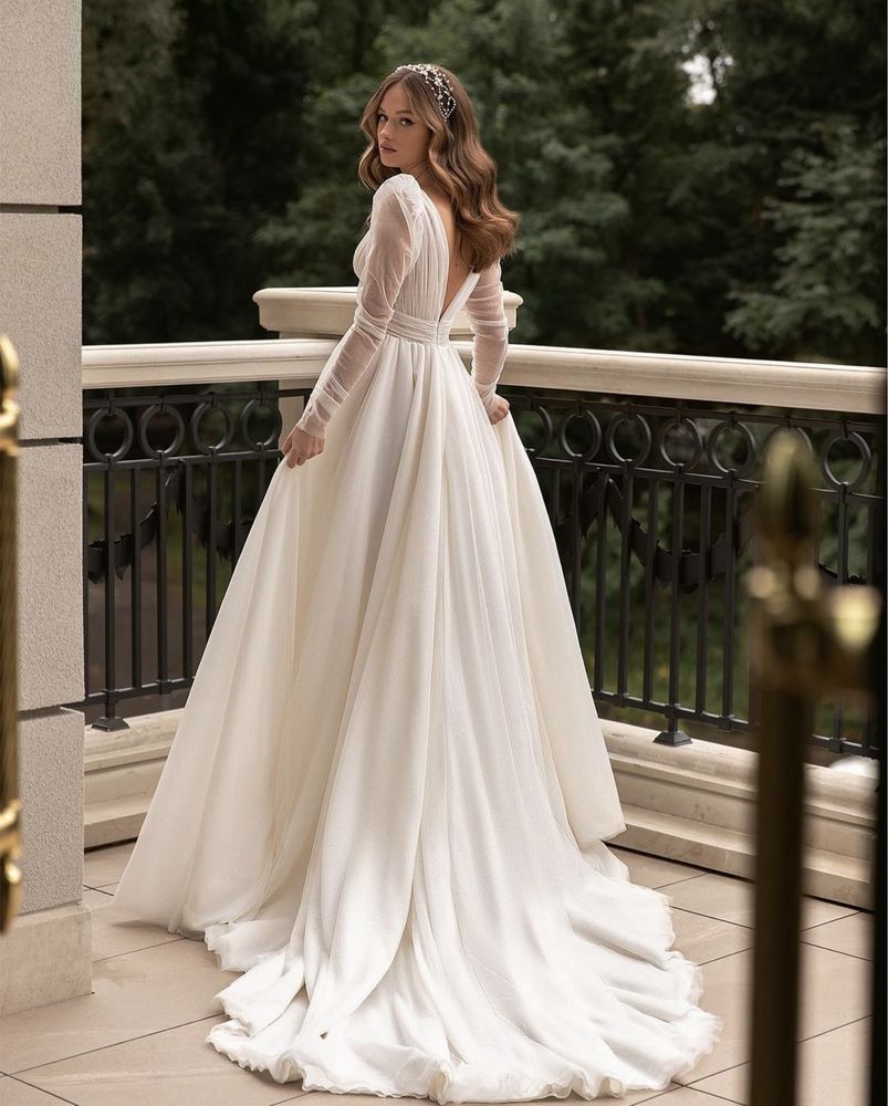Весільна сукня з відкритою спиною зі шлейфон