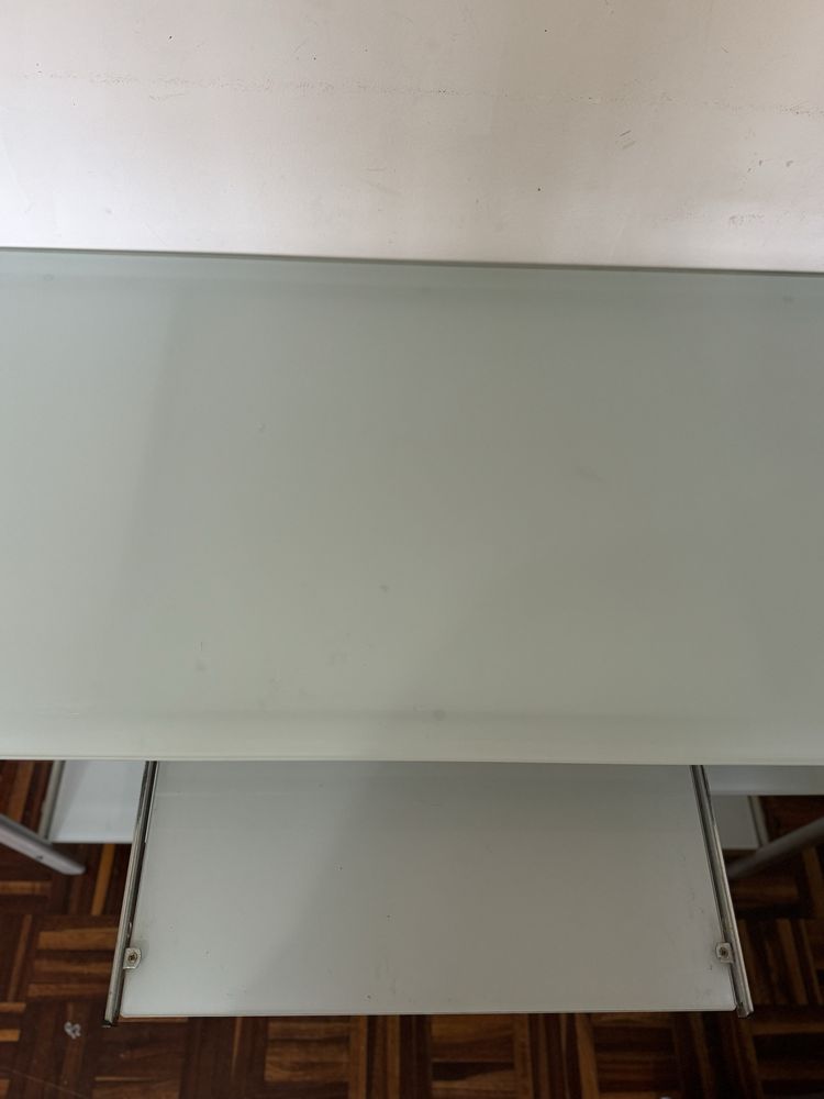 Secretaria de vidro fosco