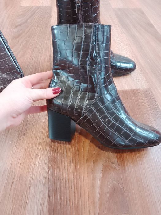Продам демисезонные сапожки с сумочкой