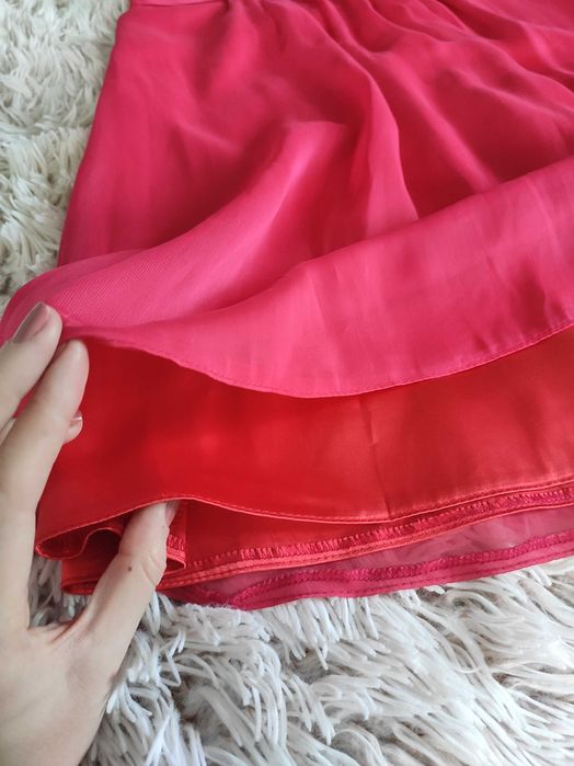 Malinowa zwiewna koktajlowa sukienka