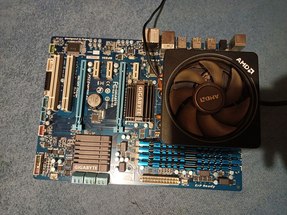Płyta Gigabyte z RAM i procesorem