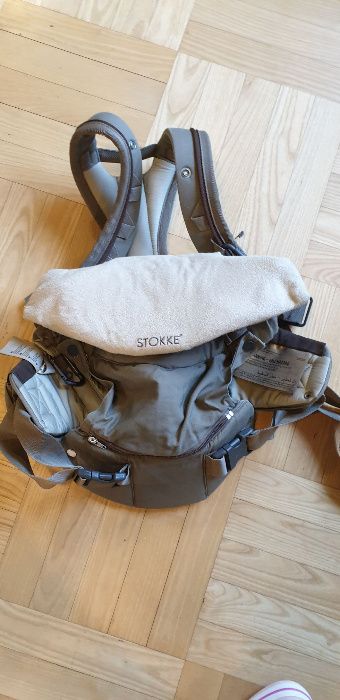 Stokke Nosidełko My Carrier Brown + Śliniak do nosidełka