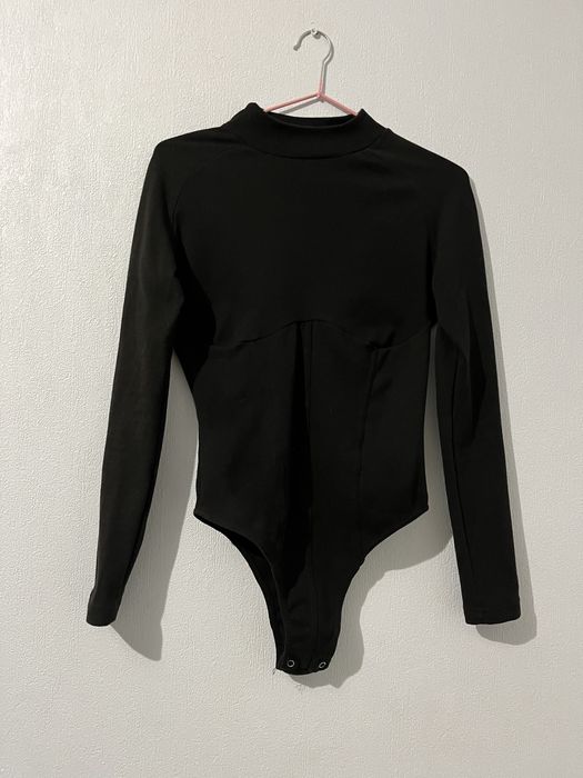 Боді чорного кольору.