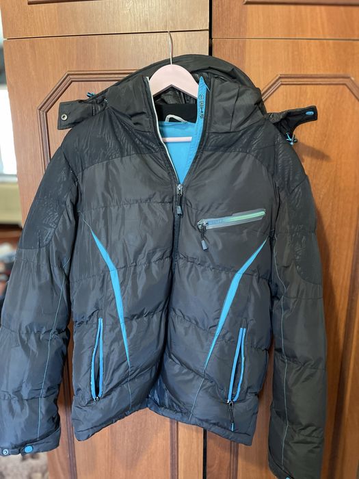 Чоловіча чорна куртка.