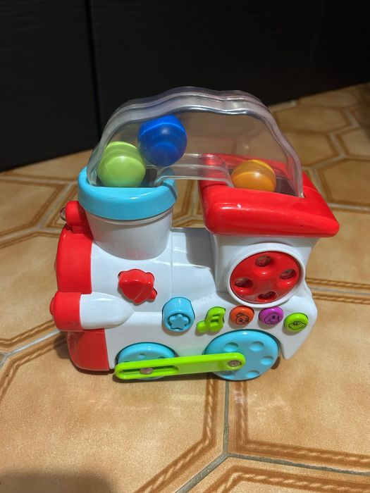 Comboio interativo com luzes e música. A funcionar