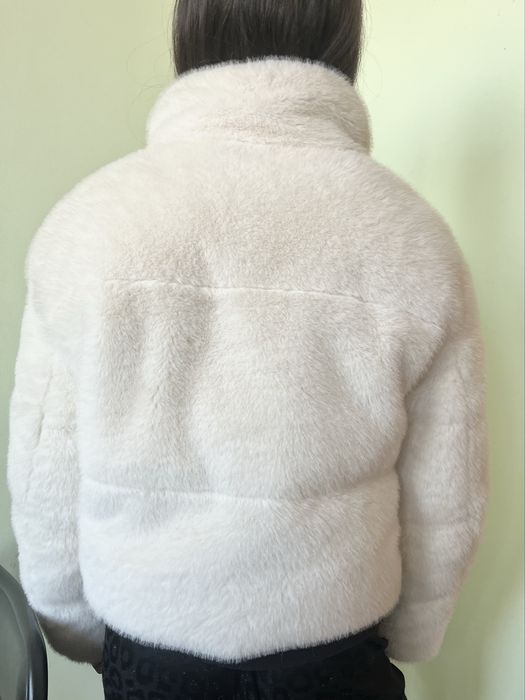 Біла шуба bershka