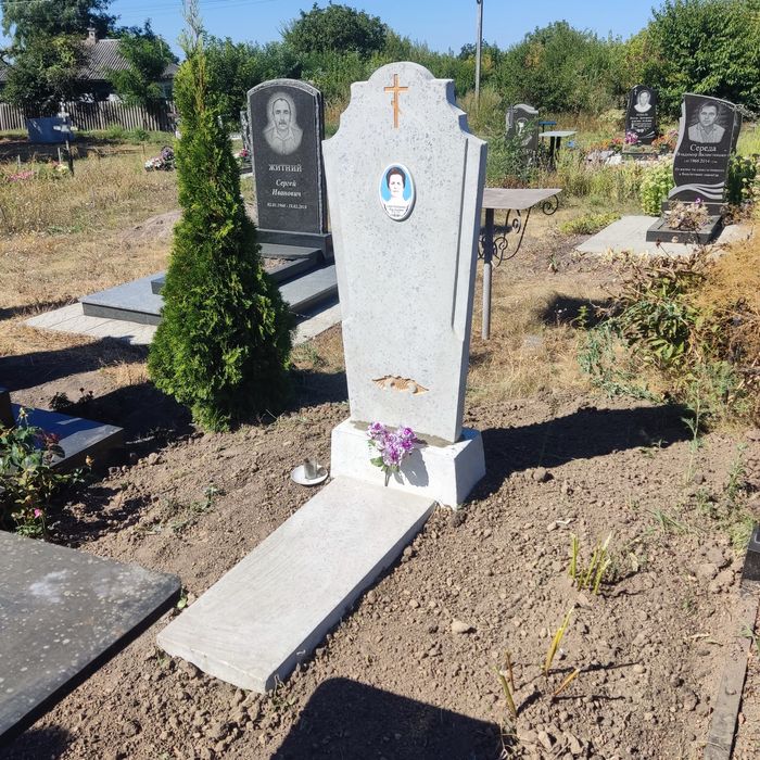 Пам'ятники з бетону. Виготовлення , встановлення. Низька вартість.