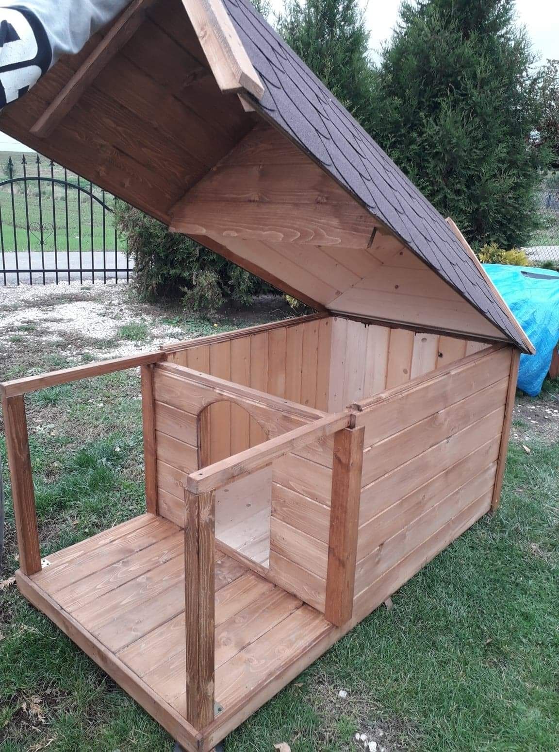 Buda dla bardzo dużego psa z tarasem ( Bernardyn) ocieplana