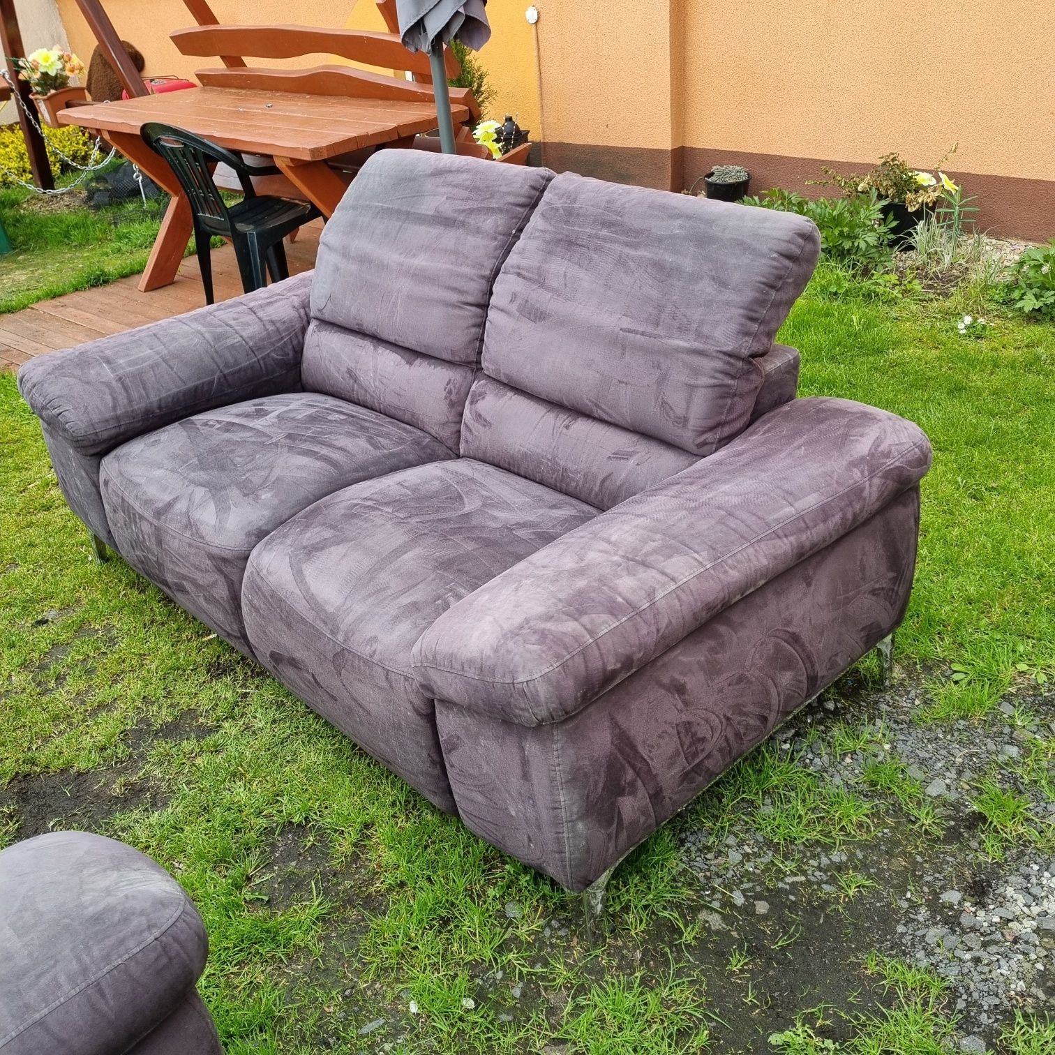 Sofa z regulacją zagłówka.