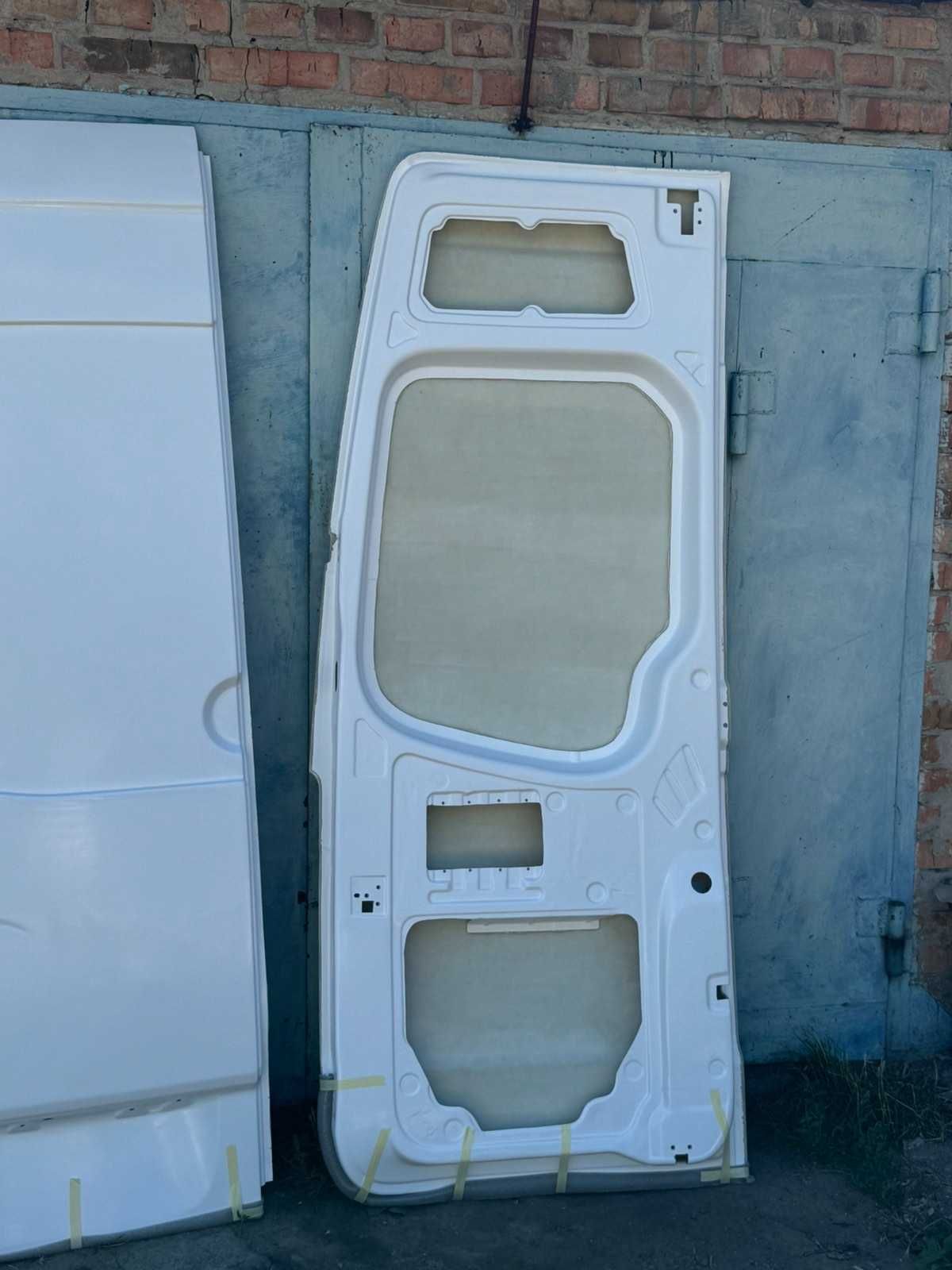 Двери задние Mercedes Sprinter 906 (стекловолокно)
