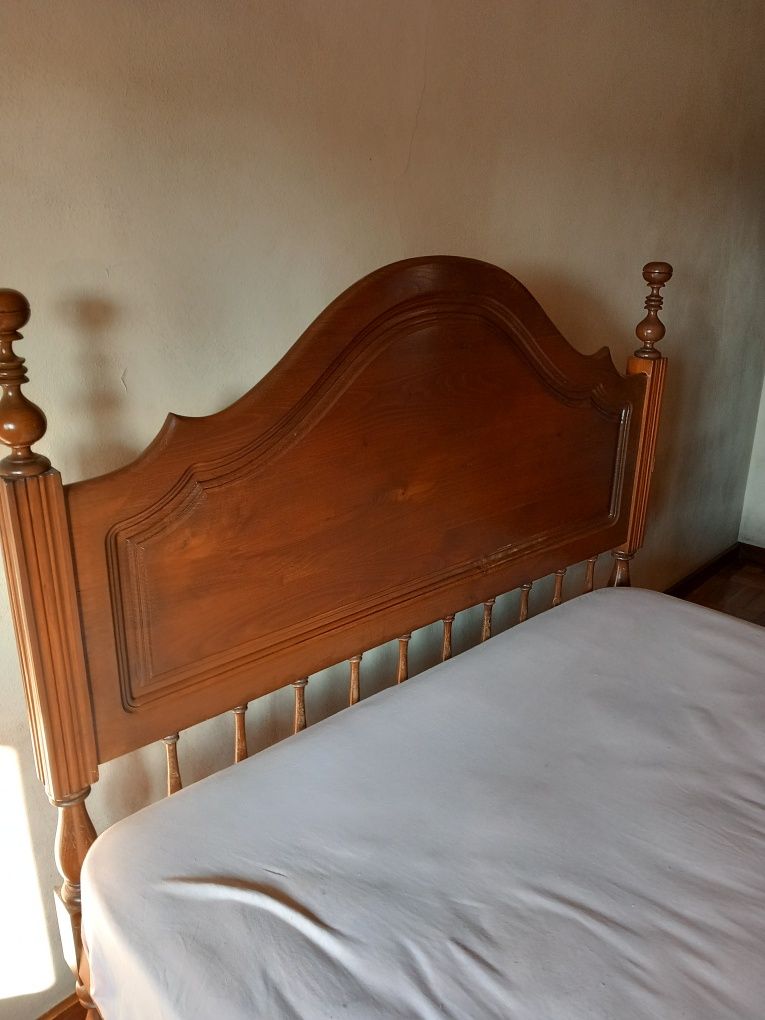 Cama de casal e guarda fatos