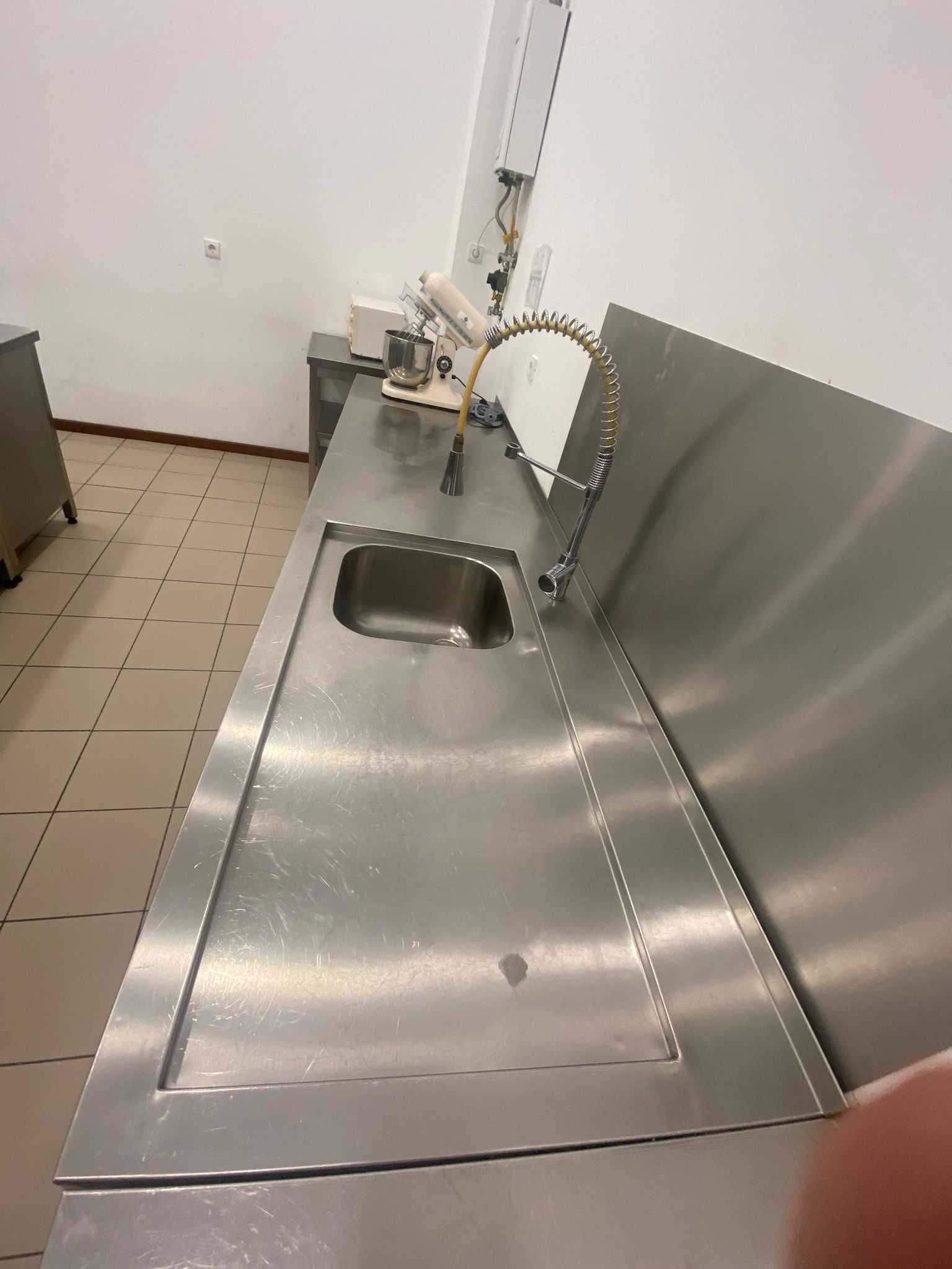 Bancada de cozinha, em INOX, com 1 cuba, com 285cm