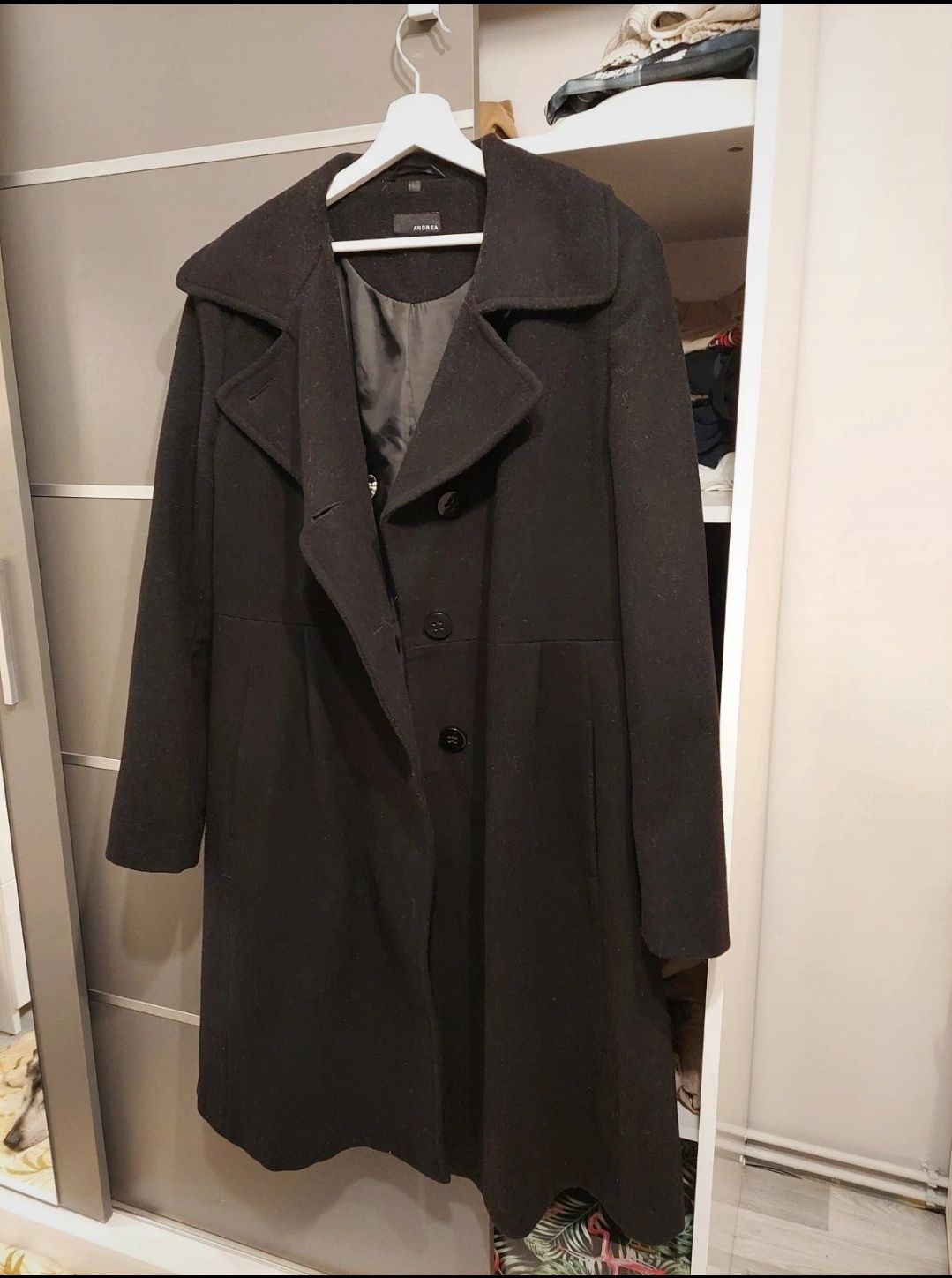 czarny płaszcz wełniany z podszewką