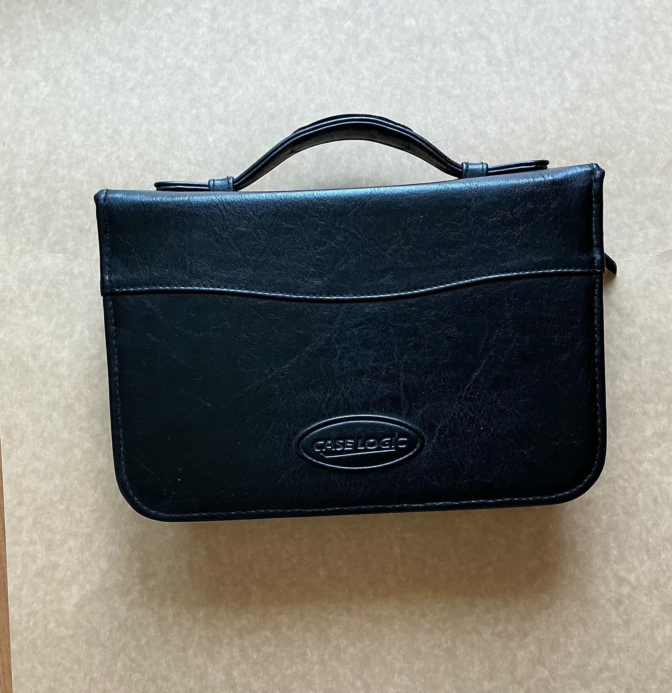 CASE LOGIC - Case EM PELE para CDs/DVDs com fecho de correr