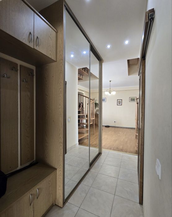 Напівособняк із загальним двориком