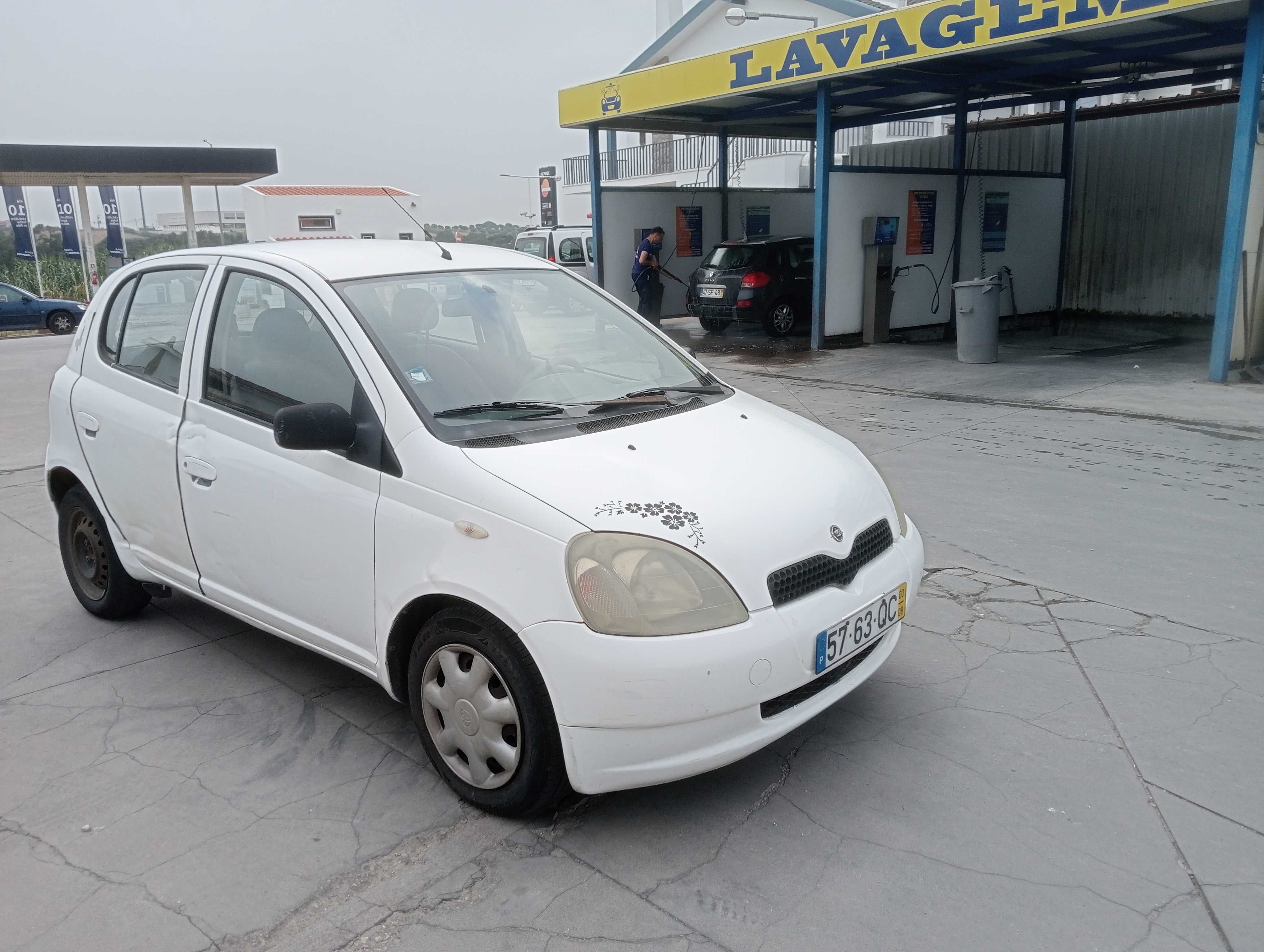 Toyota Yaris a gasolina de 5 lugares ano 2000
