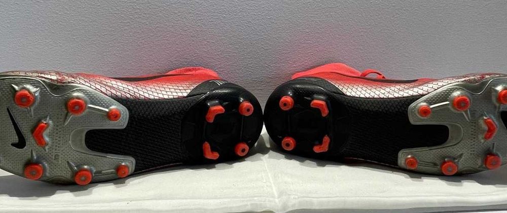 Chuteiras Nike vermelhas com cano alto – pouco uso, bom estado!