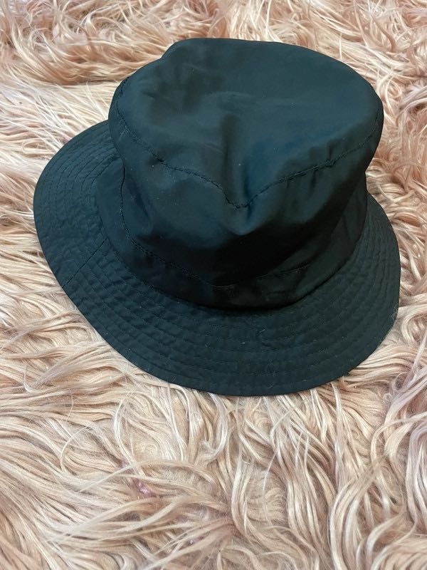 czarny bucket hat